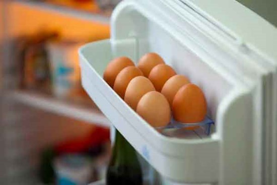 Lý do không nên bảo quản trứng ở cánh cửa tủ lạnh