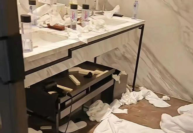 Mở cửa phòng của đôi nam nữ, nhân viên khách sạn tức nghẹn thấy cảnh trước mặt-1