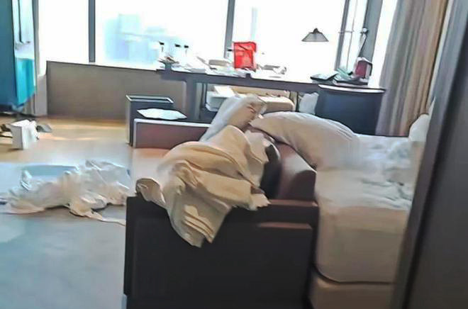 Mở cửa phòng của đôi nam nữ, nhân viên khách sạn tức nghẹn thấy cảnh trước mặt-2