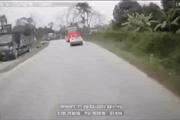 Khoảnh khắc xe khách và ôtô tải tông trực diện khiến một người chết