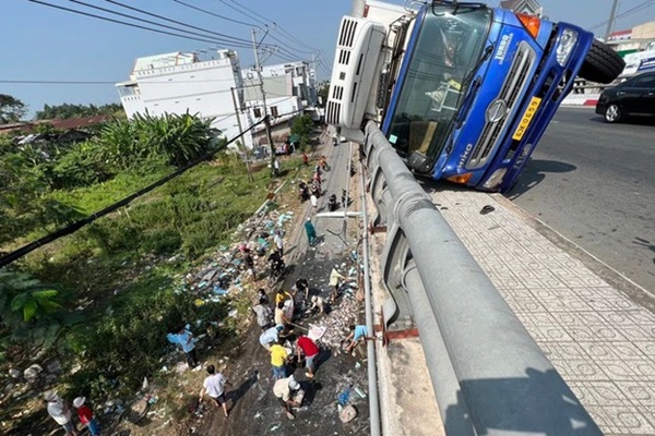Lật xe tải trên quốc lộ, 8 tấn cá tràn xuống đường-1