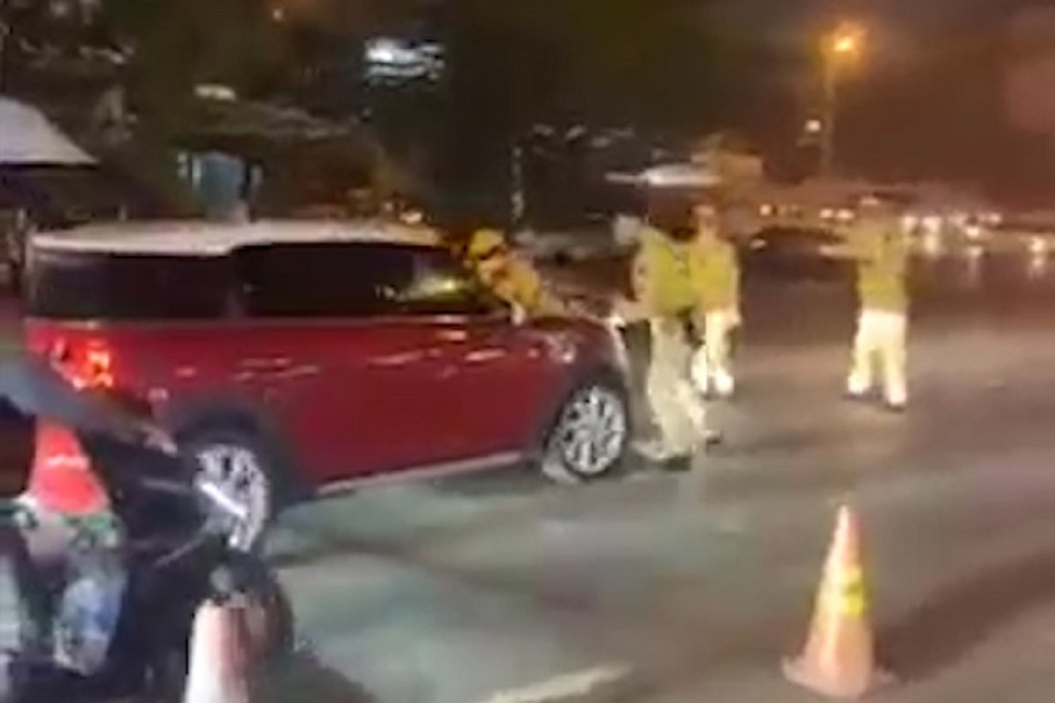 Bị kiểm tra nồng độ cồn, tài xế hất CSGT lên nắp capo bỏ chạy ở Hà Nội-1