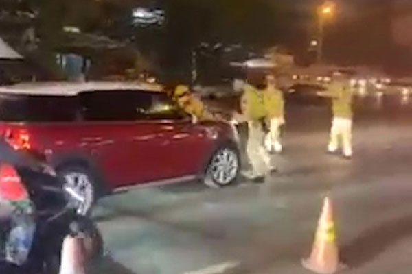 Tạm giữ tài xế có nồng độ cồn hất CSGT lên nắp capo nhằm thông chốt-2