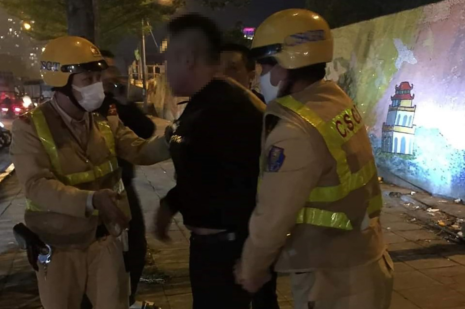 Bị kiểm tra nồng độ cồn, tài xế hất CSGT lên nắp capo bỏ chạy ở Hà Nội-2