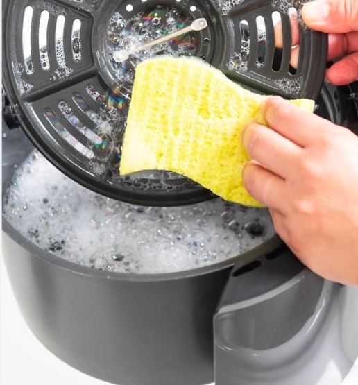 Cách đơn giản làm sạch nồi chiên không dầu-1
