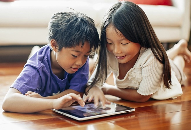 Tại sao không nên cấm trẻ chơi điện thoại? Chuyên gia cho biết, cha mẹ có thể vô tình làm dấy lên 1 cuộc chiến ngầm như này-1