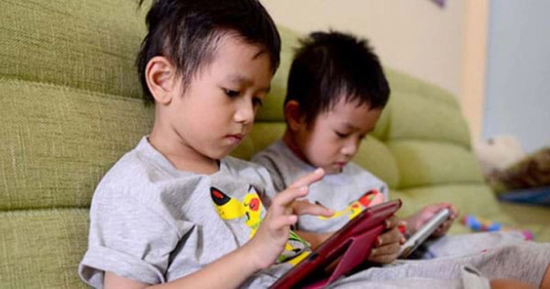 Tại sao không nên cấm trẻ chơi điện thoại? Chuyên gia cho biết, cha mẹ có thể vô tình làm dấy lên 1 cuộc chiến ngầm như này-2