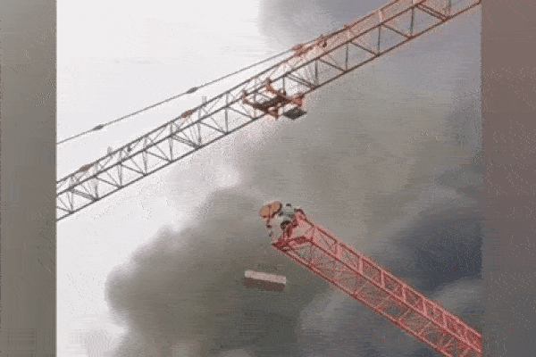 Khoảnh khắc cẩu tháp bốc cháy rồi rơi xuống đường, người dân bỏ chạy tán loạn-1