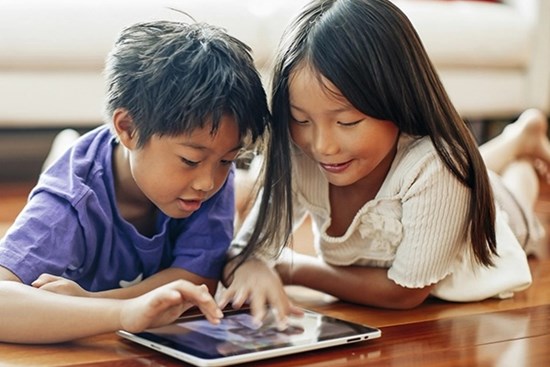 Tại sao không nên cấm trẻ chơi điện thoại? Chuyên gia cho biết, cha mẹ có thể vô tình làm dấy lên 1 cuộc chiến ngầm như này