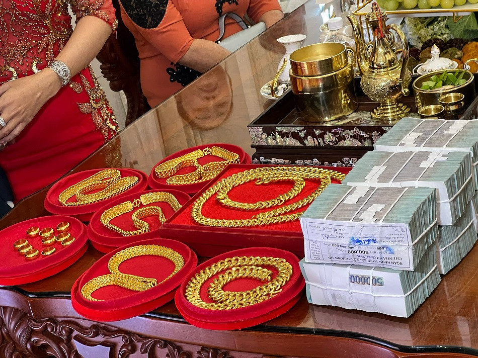 Những cô dâu nhận quà cưới siêu khủng hàng trăm cây vàng, hàng chục sổ đỏ-3