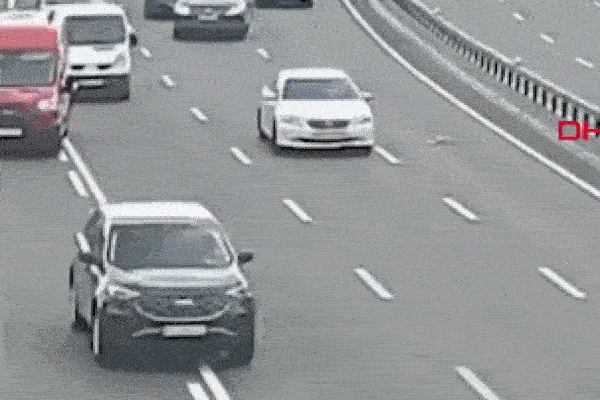 Clip: Đang đi đường, ô tô bất ngờ bị nhấc bổng lên không trung