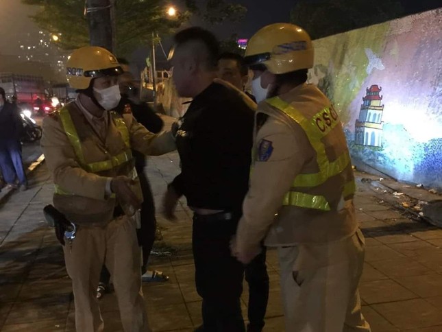 Tạm giữ tài xế có nồng độ cồn hất CSGT lên nắp capo nhằm thông chốt-1