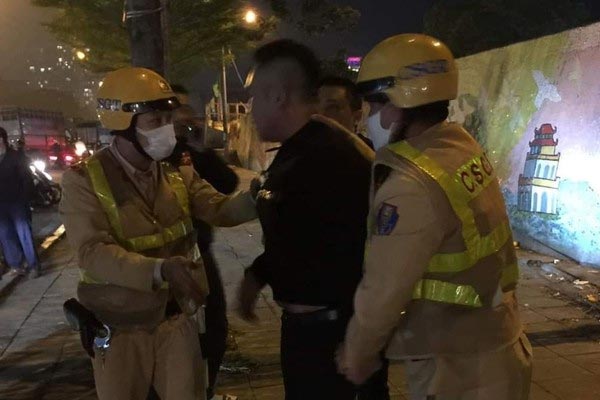 Xác minh clip CSGT hất tay làm rơi điện thoại của người vi phạm-2