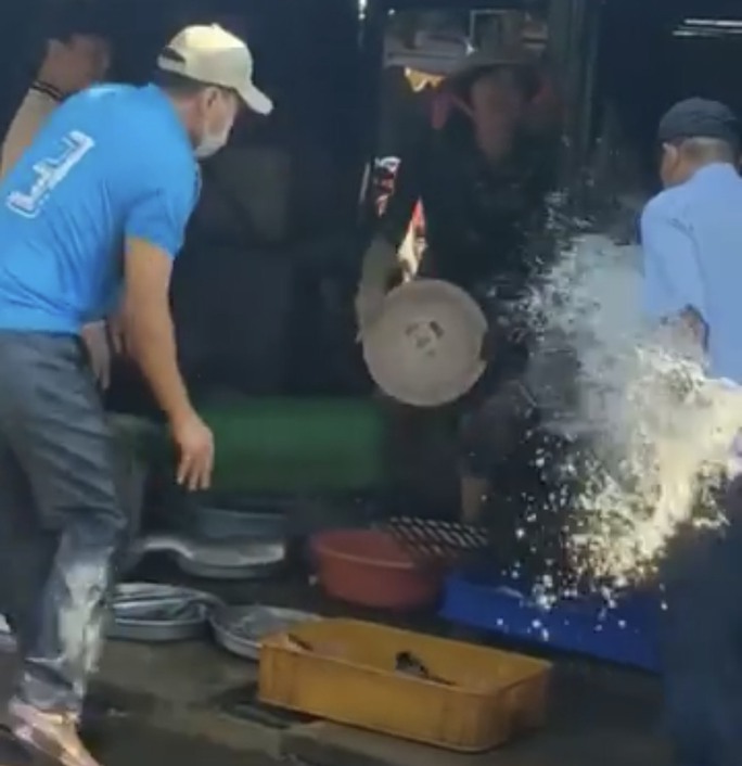 Sự thật về những người xung đột với chị bán cá trong clip gây bão mạng-1