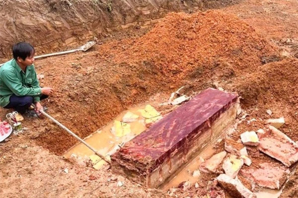 Phát hiện cỗ quan tài nặng nửa tấn khi đào móng nhà-1