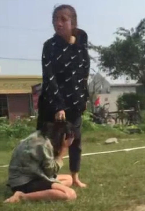 Nữ sinh lớp 6 bị đánh hội đồng, nhiều bạn đứng cổ vũ, hò reo-2