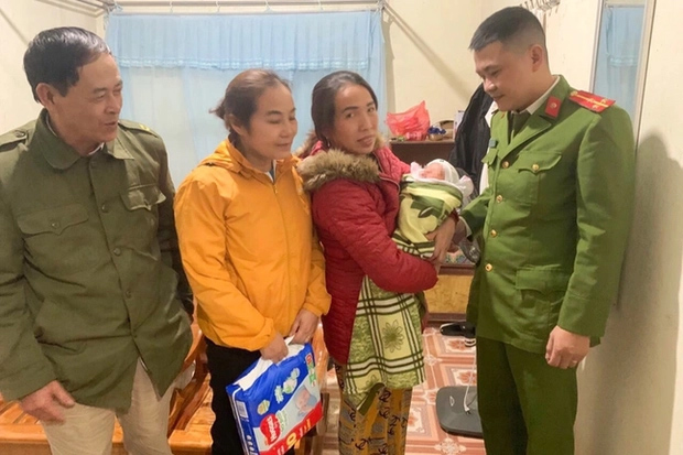 Bé gái sơ sinh bị bỏ rơi trong đêm lạnh cùng lá thư con của mẹ, xin lỗi-1