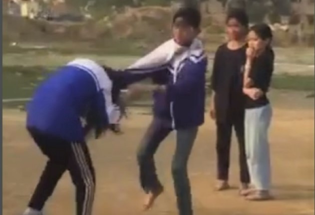 Nữ sinh lớp 6 ở Thanh Hóa bị nhóm bạn đánh hội đồng-1