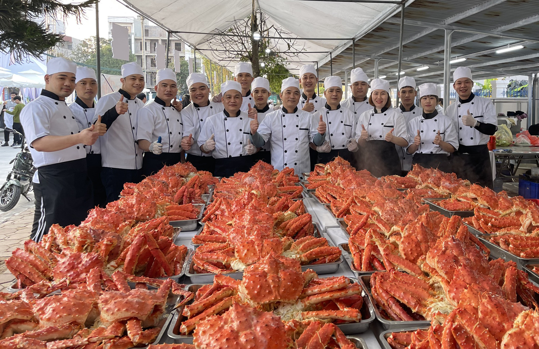 Cỗ cưới toàn cua hoàng đế, bào ngư ở Bắc Ninh khiến dân mạng trầm trồ-1