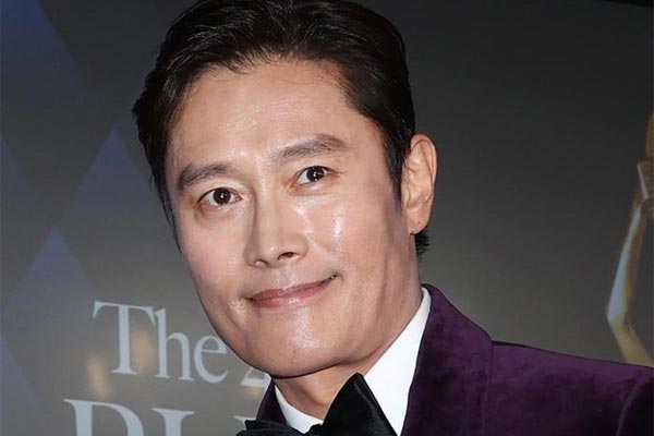 Bà xã nam tài tử Lee Byung Hun khéo léo che bụng bầu, tiết lộ chăm chỉ đi bộ trong thai kỳ-3