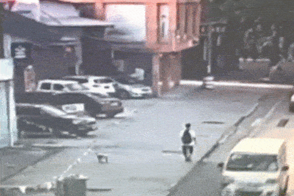 Hàng loạt xe máy trượt ngã do dầu loang trên đường-1