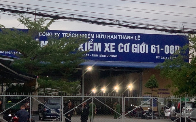 Hàng chục cảnh sát đang phong tỏa trung tâm đăng kiểm 61-08D-1
