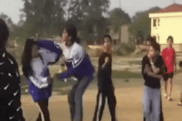 Nữ sinh lớp 6 bị đánh: Ngất lại chườm đá, mua sữa cho uống rồi đánh tiếp-1