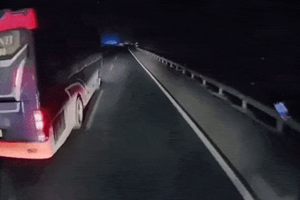 Lái ô tô giường nằm liên tục tạt đầu, đánh võng trên cao tốc-1