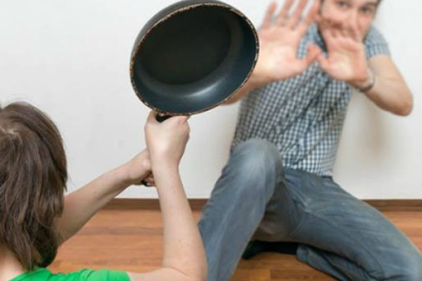 Bị vợ đánh đập dã man, chồng cầu cứu cảnh sát và cái kết đau lòng-2