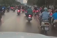 Hàng loạt xe máy trượt ngã do dầu loang trên đường