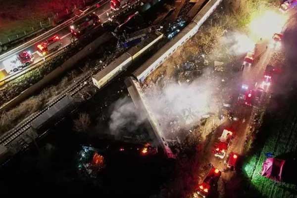 Hy Lạp: 2 đoàn tàu va chạm, đã có hơn 100 người thương vong-1