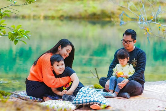 Mỗi ngày dành cho con 1 cái ôm, 1 nụ hôn, 1 lời tích cực, 5 năm sau mẹ nhận về thành quả ngọt ngào