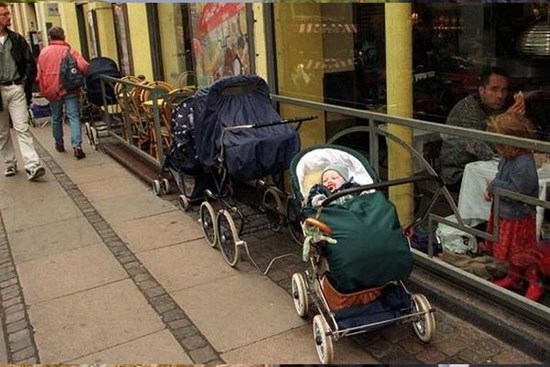 Tại sao người Bắc Âu để trẻ em ngủ một mình trên xe đẩy bên ngoài tiết trời lạnh giá?