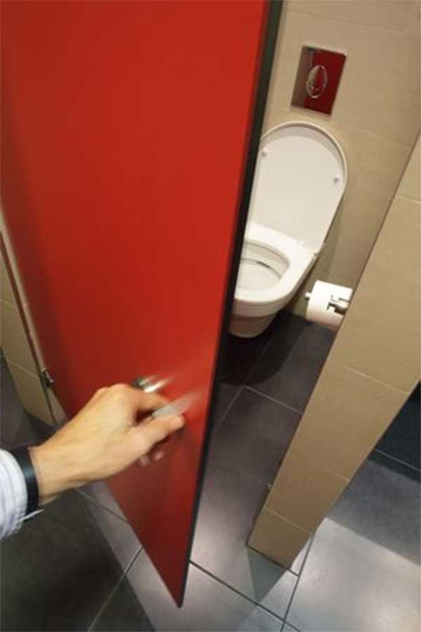 Nhân viên dọn vệ sinh đổi đời vì tìm được 1,4 tỷ bỏ quên trong toilet-1