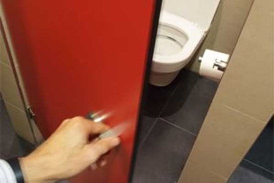 Nhân viên dọn vệ sinh đổi đời vì tìm được 1,4 tỷ bỏ quên trong toilet