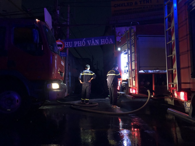 CLIP: Cháy lớn ở nhà dân tại TP Thủ Đức-1