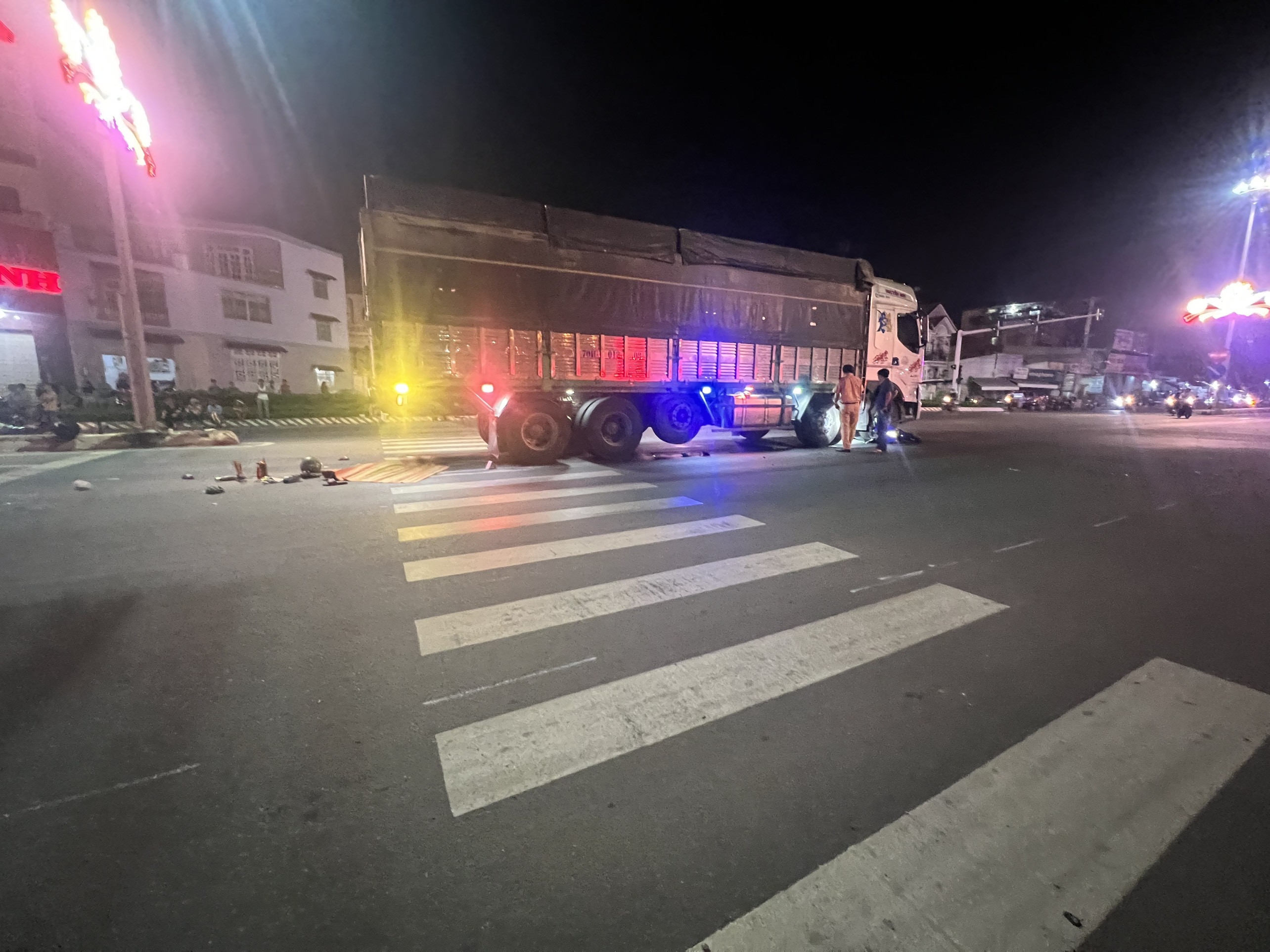 Xe máy va chạm ô tô tải giữa giao lộ, 2 em bé tử vong-1