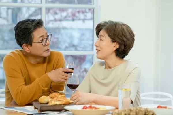 Bố chồng khó xử khi con dâu ở nhà ăn mặc hở hang-2