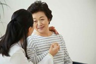 Cô hàng xóm muốn cho vợ chồng tôi thừa kế nhà