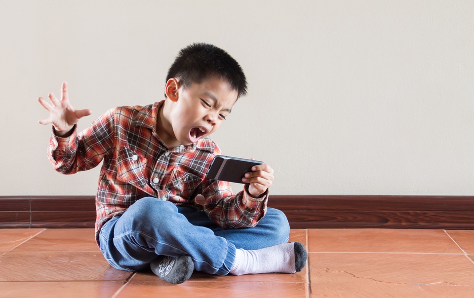 Trẻ tăng động, có dấu hiệu tự kỷ vì xem điện thoại quá nhiều-1