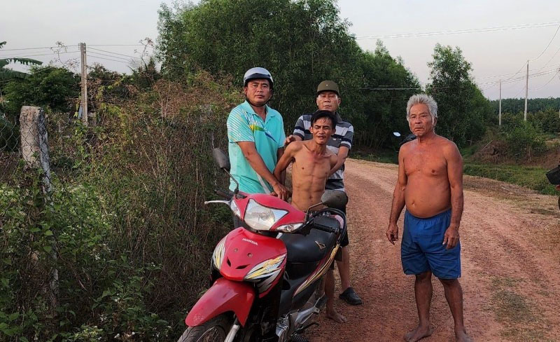 Kẻ mang 4 tiền án đưa vợ đang nuôi con nhỏ đi... ăn trộm-1