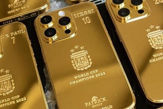 Messi tặng 35 iPhone mạ vàng cho nhân viên và đồng đội