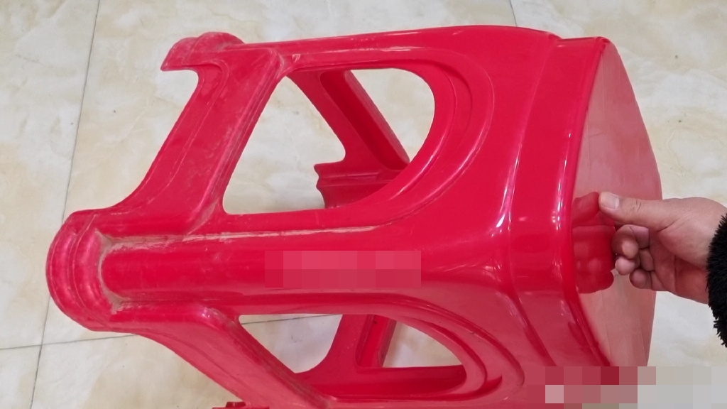 Vì sao trên mặt ghế nhựa thường có 1 lỗ hình tròn? Công dụng cuối cùng thích hợp với nhà có trẻ nhỏ-3