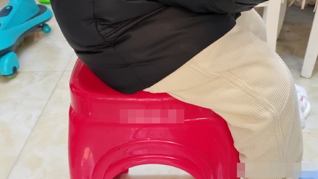 Vì sao trên mặt ghế nhựa thường có 1 lỗ hình tròn? Công dụng cuối cùng thích hợp với nhà có trẻ nhỏ-4