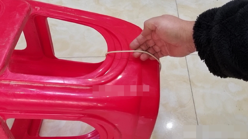 Vì sao trên mặt ghế nhựa thường có 1 lỗ hình tròn? Công dụng cuối cùng thích hợp với nhà có trẻ nhỏ-5