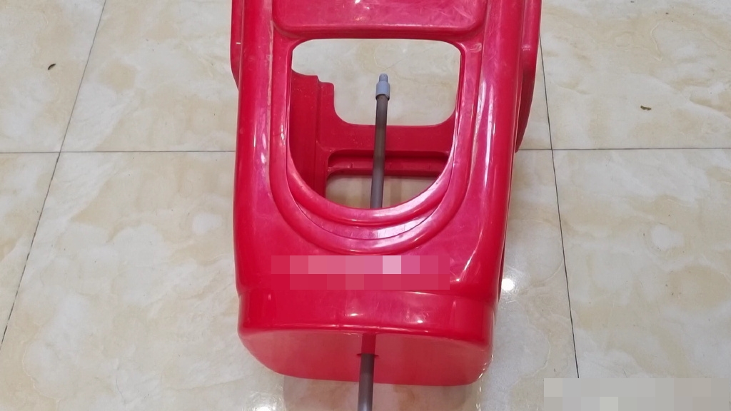 Vì sao trên mặt ghế nhựa thường có 1 lỗ hình tròn? Công dụng cuối cùng thích hợp với nhà có trẻ nhỏ-6