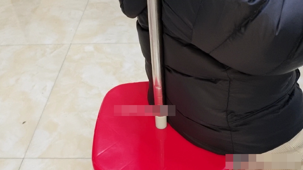 Vì sao trên mặt ghế nhựa thường có 1 lỗ hình tròn? Công dụng cuối cùng thích hợp với nhà có trẻ nhỏ-7