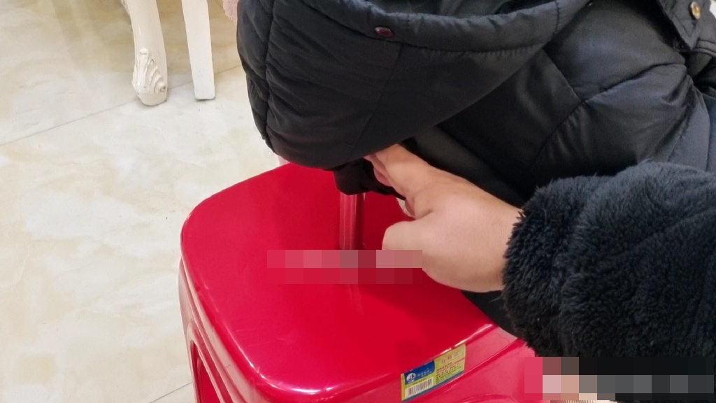 Vì sao trên mặt ghế nhựa thường có 1 lỗ hình tròn? Công dụng cuối cùng thích hợp với nhà có trẻ nhỏ-8