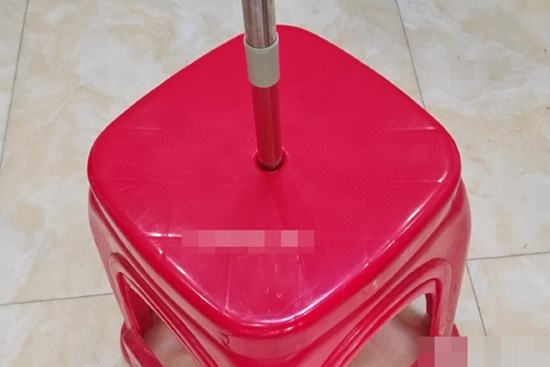 Vì sao trên mặt ghế nhựa thường có 1 lỗ hình tròn? Công dụng cuối cùng thích hợp với nhà có trẻ nhỏ