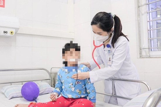 Cấp cứu bé gái bị ngộ độc do ăn bim bim có tẩm thuốc diệt chuột